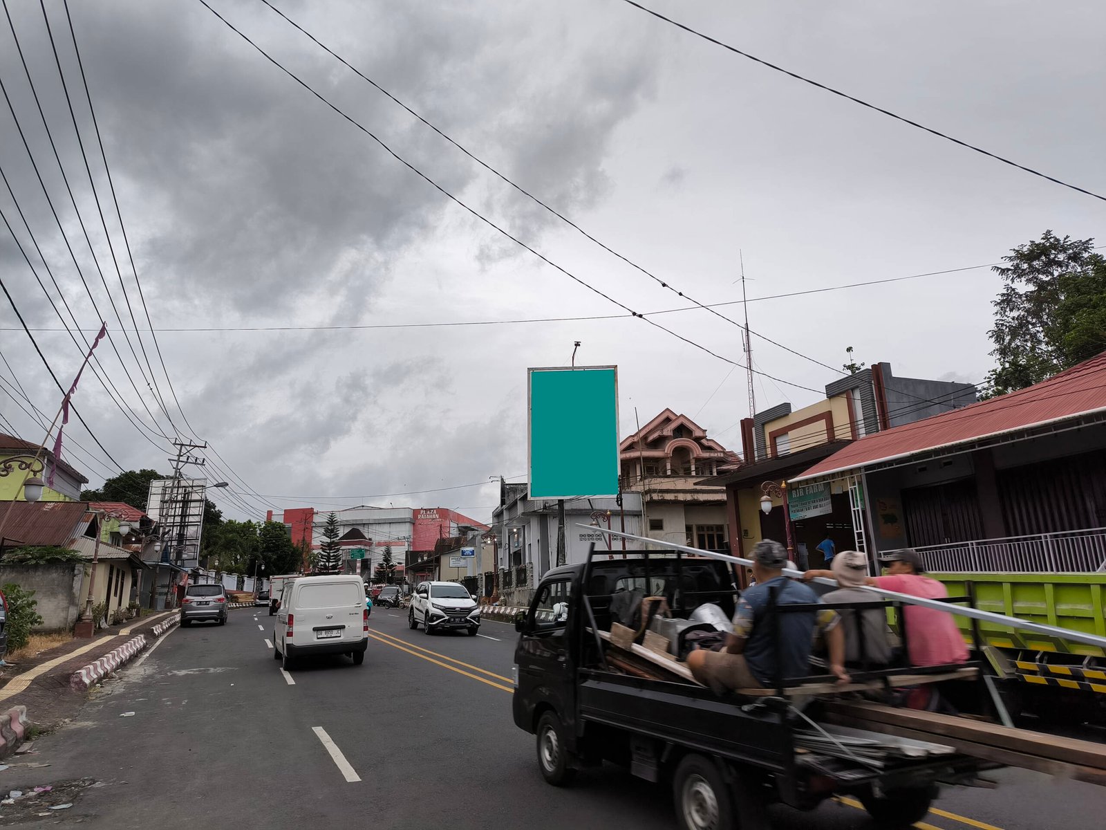 Dekat Apotek Mitra Utama Farma